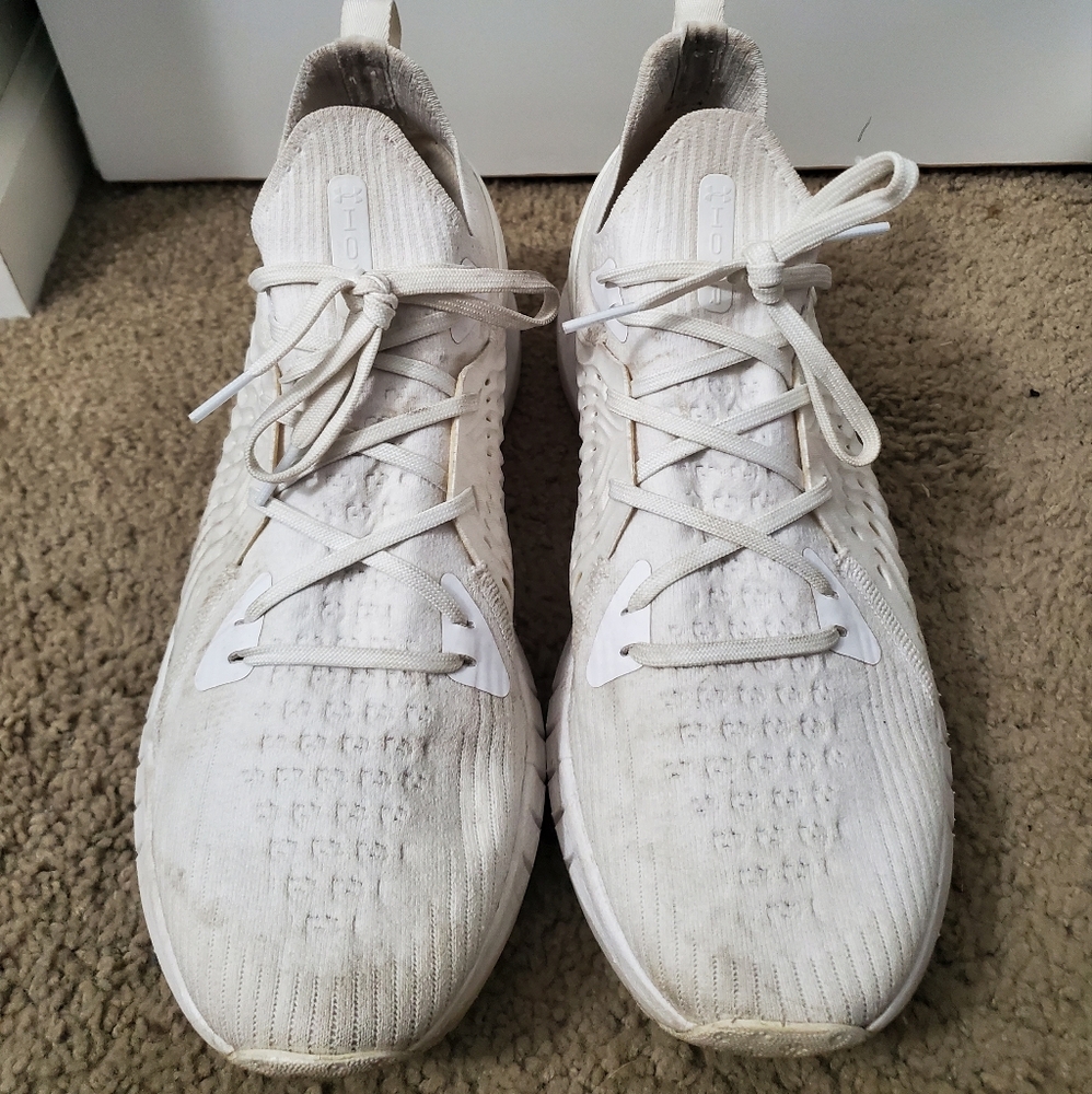 White Under Armour Men's HOVR Phantom running shoes!!